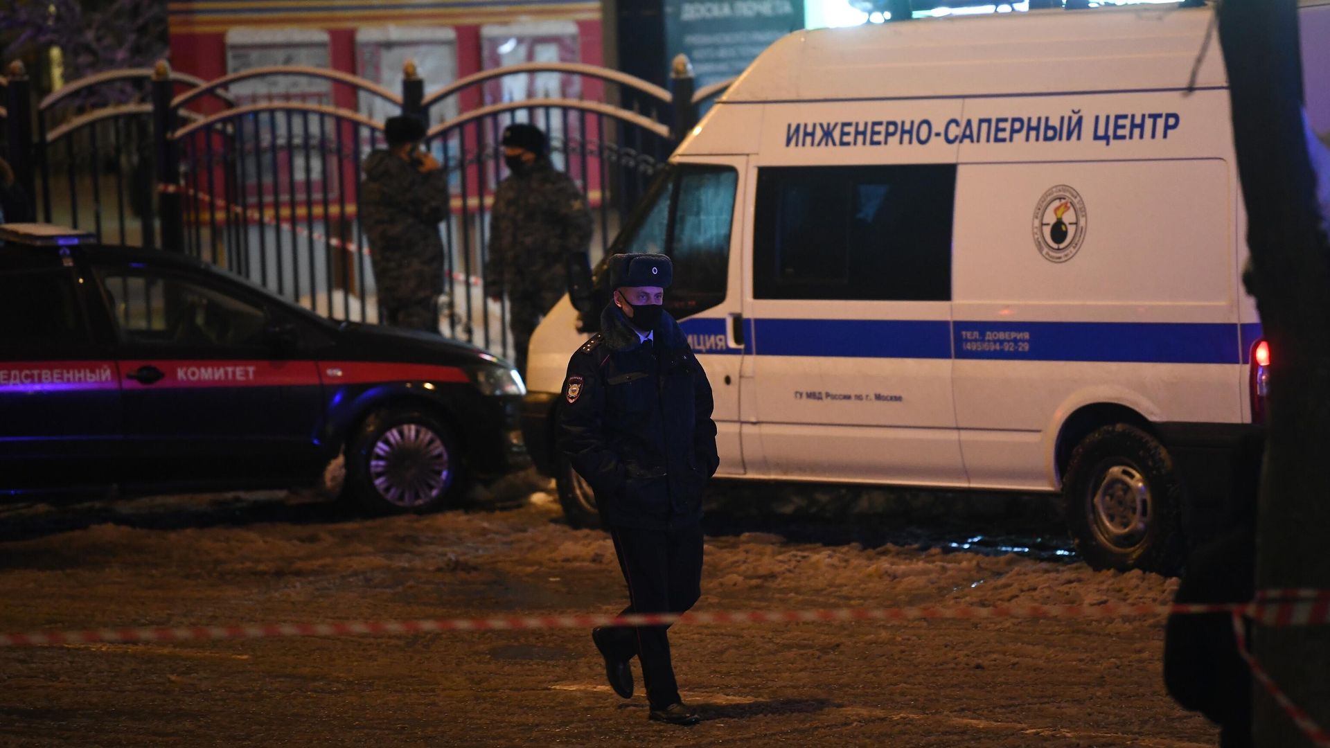 Сотрудник полиции у многофункционального центра Рязанский в Москве, где произошла стрельба Сотрудник полиции у многофункционального центра Рязанский в Москве, где произошла стрельба - РИА Новости, 1920, 09.12.2021
