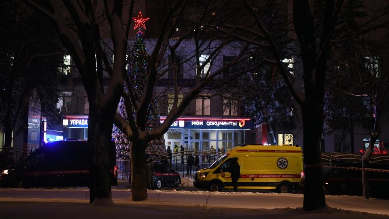 Автомобиль скорой помощи у многофункционального центра Рязанский в Москве, где произошла стрельба