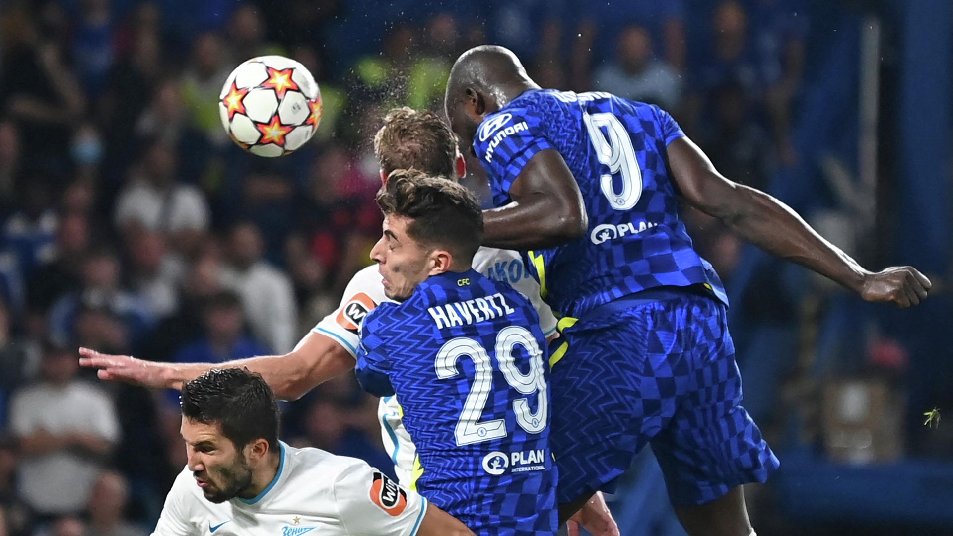 Chelsea's Belgian striker Romelu Lukaku (R) heads home the opening goal of the UEFA Champions League Group H football match between Chelsea and Zenit St Petersburg at Stamford Bridge in London on September 14, 2021. (Photo by Daniel LEAL / AFP) Chelsea's Belgian striker Romelu Lukaku (R) heads home the opening goal of the UEFA Champions League Group H football match between Chelsea and Zenit St Petersburg at Stamford Bridge in London on September 14, 2021. (Photo by Daniel LEAL / AFP) - РИА Новости, 1920, 08.12.2021