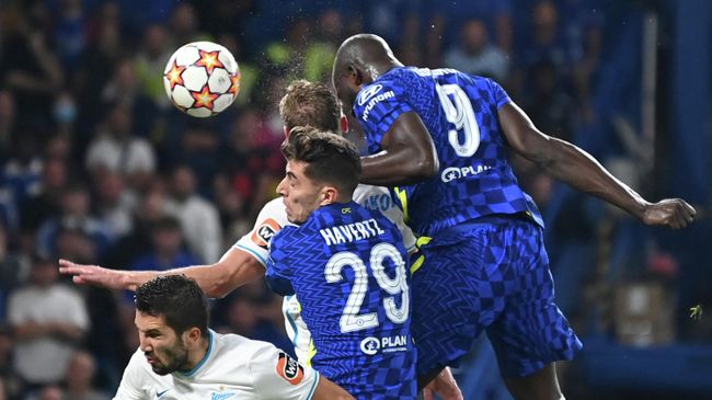 Chelsea's Belgian striker Romelu Lukaku (R) heads home the opening goal of the UEFA Champions League Group H football match between Chelsea and Zenit St Petersburg at Stamford Bridge in London on September 14, 2021. (Photo by Daniel LEAL / AFP) Chelsea's Belgian striker Romelu Lukaku (R) heads home the opening goal of the UEFA Champions League Group H football match between Chelsea and Zenit St Petersburg at Stamford Bridge in London on September 14, 2021. (Photo by Daniel LEAL / AFP)