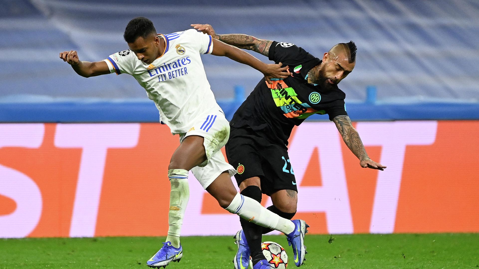 Real Madrid's Brazilian forward Rodrygo (L) fights for the ball with Inter Milan's Chilean midfielder Arturo Vidal during the UEFA Champions League first round group D football match between Real Madrid and Inter Milan at the Santiago Bernabeu stadium in Madrid on December 7, 2021. (Photo by PIERRE-PHILIPPE MARCOU / AFP) Real Madrid's Brazilian forward Rodrygo (L) fights for the ball with Inter Milan's Chilean midfielder Arturo Vidal during the UEFA Champions League first round group D football match between Real Madrid and Inter Milan at the Santiago Bernabeu stadium in Madrid on December 7, 2021. (Photo by PIERRE-PHILIPPE MARCOU / AFP) - РИА Новости, 1920, 08.12.2021