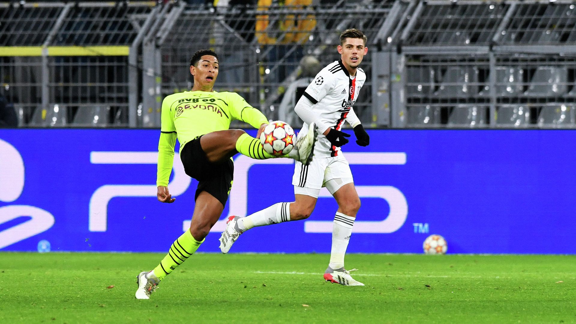 Dortmund's English midfielder Jude Bellingham (L) and Besiktas' Spanish defender Francisco Montero vie for the ball during the UEFA Champions League Group C football match BVB Borussia Dortmund v Besiktas in Dortmund, western Germany on December 7, 2021. (Photo by UWE KRAFT / AFP) Dortmund's English midfielder Jude Bellingham (L) and Besiktas' Spanish defender Francisco Montero vie for the ball during the UEFA Champions League Group C football match BVB Borussia Dortmund v Besiktas in Dortmund, western Germany on December 7, 2021. (Photo by UWE KRAFT / AFP) - РИА Новости, 1920, 08.12.2021