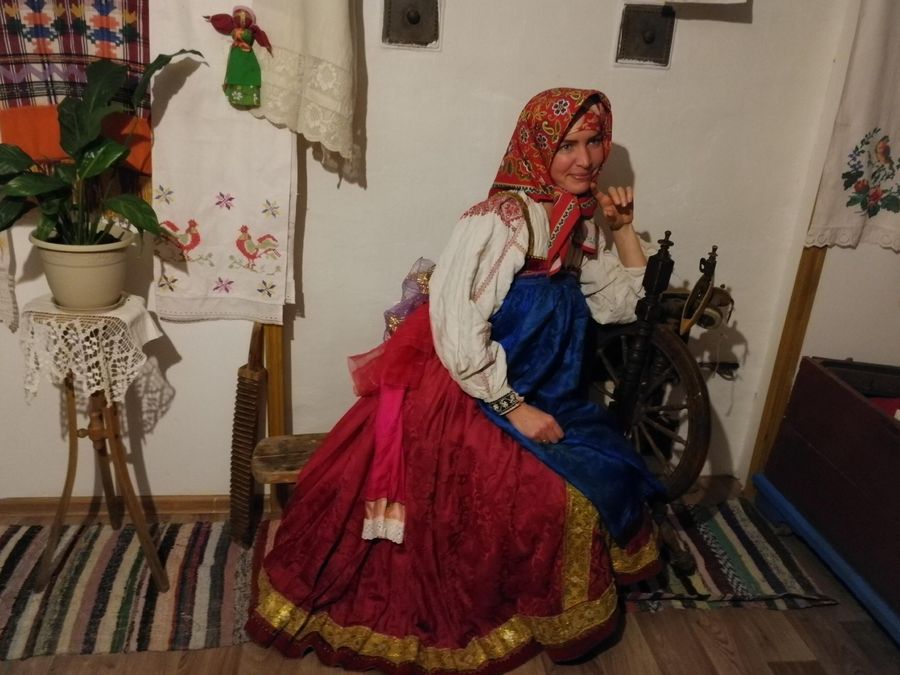 Девушка в старинном костюме курянки в музее хутора Песочное Девушка в старинном костюме курянки в музее хутора Песочное