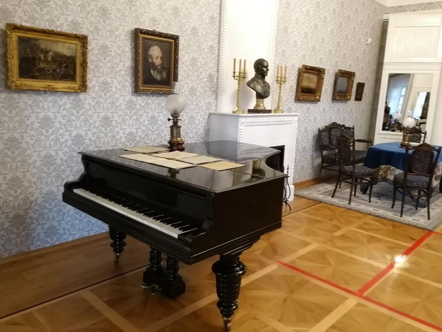 Рояль в гостиной в усадьбе Фета Рояль в гостиной в усадьбе Фета