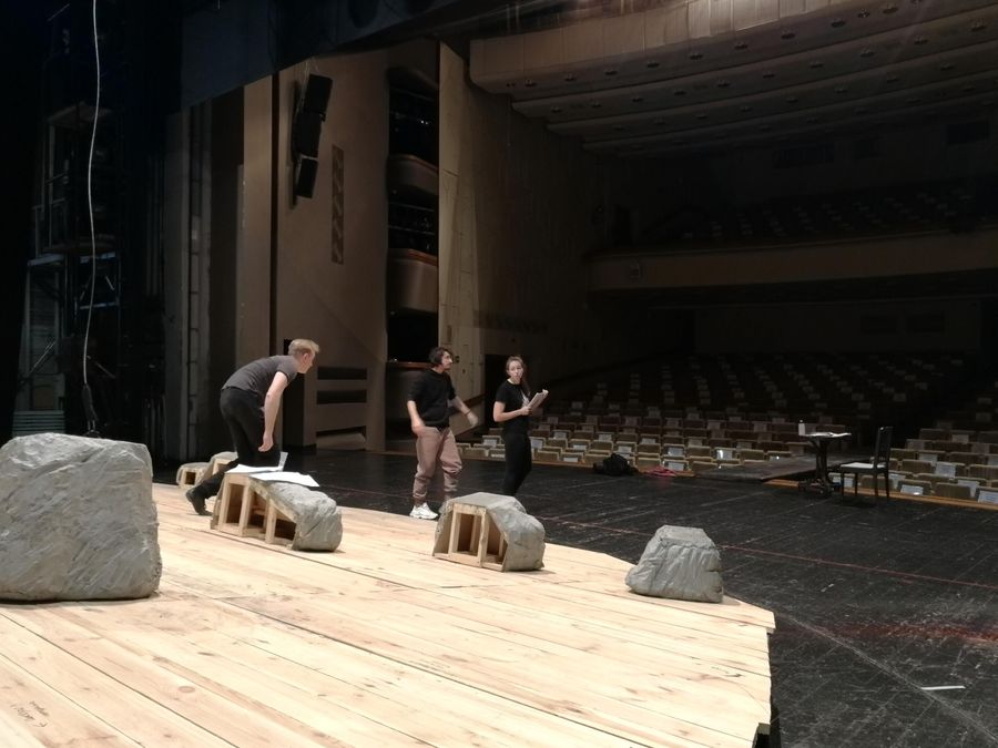 Репетиция спектакля в драмтеатре Курска. Вид из-за кулис Репетиция спектакля в драмтеатре Курска. Вид из-за кулис