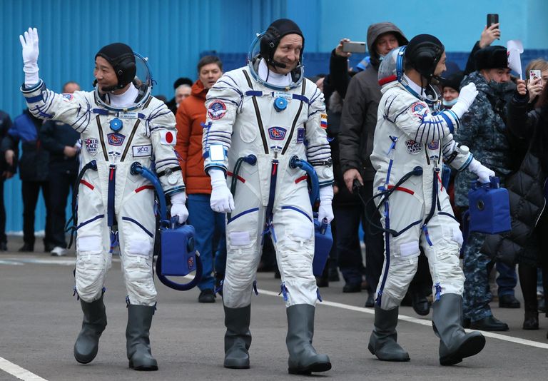 Член основного экипажа 20-й экспедиции на МКС космонавт Роскосмоса Александр Мисуркин, японские космические туристы Юсаку Маэзава (слева) и Йозо Хирано (справа) перед запуском ракеты-носителя Союз-2.1а с транспортным пилотируемым кораблем Союз МС-20 на Байконур Член основного экипажа 20-й экспедиции на МКС космонавт Роскосмоса Александр Мисуркин, японские космические туристы Юсаку Маэзава (слева) и Йозо Хирано (справа) перед запуском ракеты-носителя Союз-2.1а с транспортным пилотируемым кораблем Союз МС-20 на Байконур