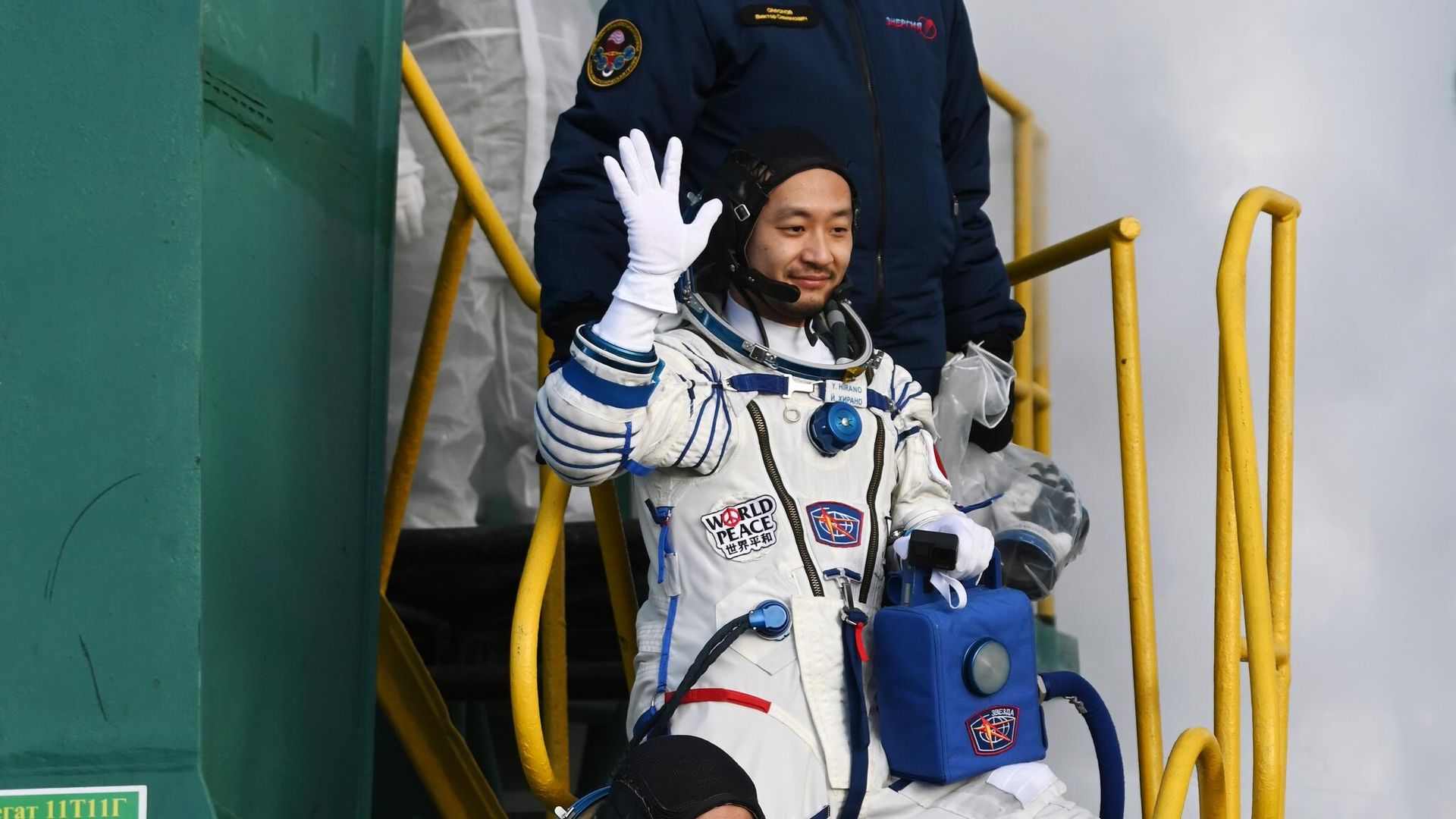 Члены основного экипажа 20-й экспедиции на МКС космонавт Роскосмоса Александр Мисуркин, космические туристы Юсаку Маэзава и Йозо Хирано перед запуском ракеты-носителя Союз-2.1а с транспортным пилотируемым кораблем Союз МС-20 на Байконуре Члены основного экипажа 20-й экспедиции на МКС космонавт Роскосмоса Александр Мисуркин, космические туристы Юсаку Маэзава и Йозо Хирано перед запуском ракеты-носителя Союз-2.1а с транспортным пилотируемым кораблем Союз МС-20 на Байконуре - РИА Новости, 1920, 08.12.2021