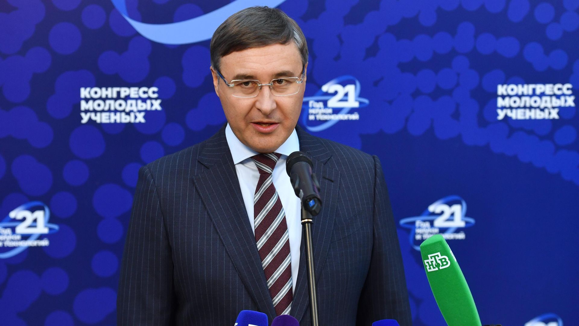 Министр науки и высшего образования Российской Федерации Валерий Фальков во время пресс-подхода в рамках Конгресса молодых ученых в Сочи Министр науки и высшего образования Российской Федерации Валерий Фальков во время пресс-подхода в рамках Конгресса молодых ученых в Сочи - РИА Новости, 1920, 10.12.2021