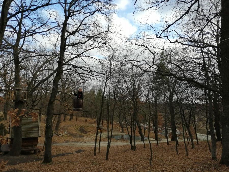 Полет в ступе Бабы-яги в этнографической деревне в Курской области Полет в ступе Бабы-яги в этнографической деревне в Курской области