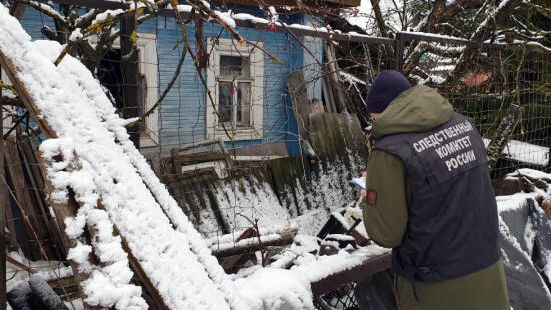 Сотрудник СК возле дома Михаила Пономарева Сотрудник СК возле дома Михаила Пономарева - РИА Новости, 1920, 09.12.2021