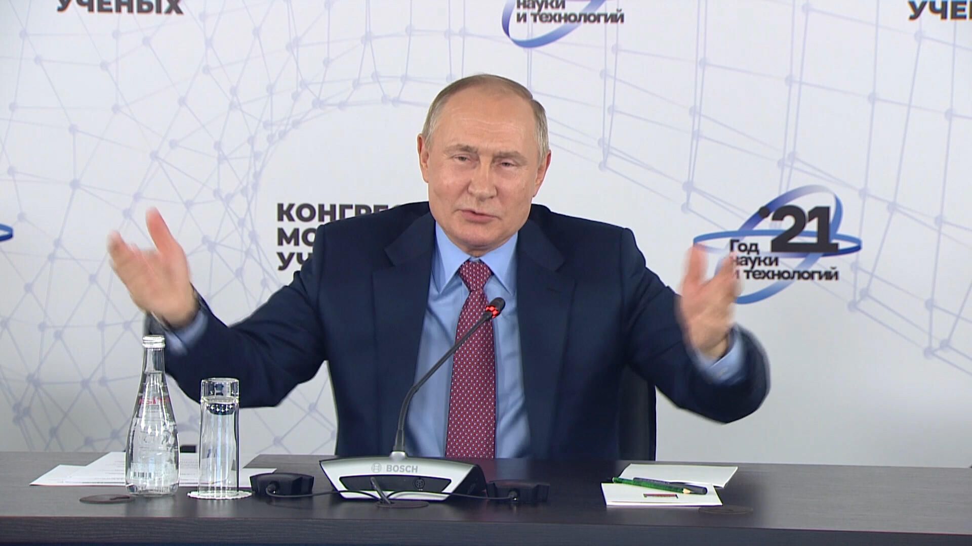 Путин пошутил, что в последние дни постоянно обсуждает санкции Путин пошутил, что в последние дни постоянно обсуждает санкции - РИА Новости, 1920, 08.12.2021