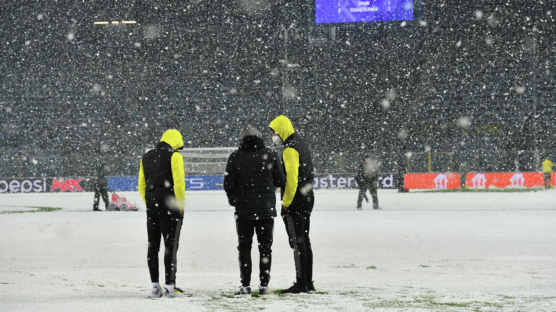 Villarreal players inspect the pitch to assess playing possibilities as snow continues falling ahead the UEFA Champions League Group F football match between Atalanta and Villarreal on December 8, 2021 at the Atleti Azzurri d'Italia stadium in Bergamo. (Photo by Isabella BONOTTO / AFP) Villarreal players inspect the pitch to assess playing possibilities as snow continues falling ahead the UEFA Champions League Group F football match between Atalanta and Villarreal on December 8, 2021 at the Atleti Azzurri d'Italia stadium in Bergamo. (Photo by Isabella BONOTTO / AFP) - РИА Новости, 1920, 08.12.2021