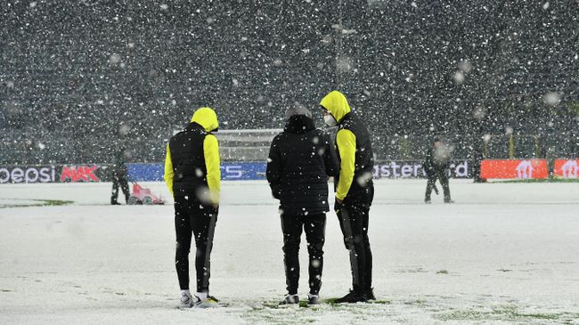 Villarreal players inspect the pitch to assess playing possibilities as snow continues falling ahead the UEFA Champions League Group F football match between Atalanta and Villarreal on December 8, 2021 at the Atleti Azzurri d'Italia stadium in Bergamo. (Photo by Isabella BONOTTO / AFP)