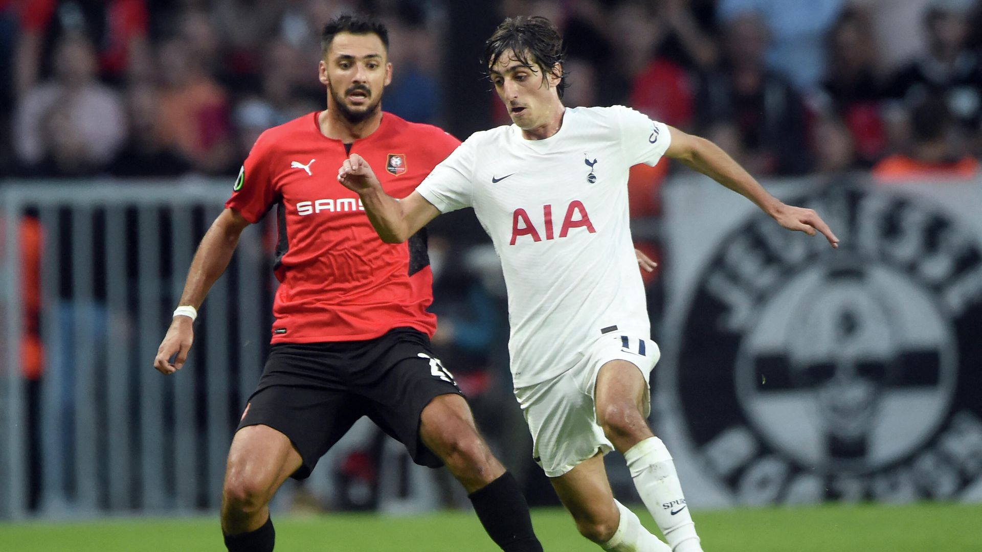 Rennes' French forward Gaetan Laborde (L) fights for the ball with Tottenham's Spanish forward Bryan Gil during the UEFA Europa Conference League Group G football match between Stade Rennais Football Club (Rennes) and Tottenham at The Roazhon Park Stadium in Rennes, north-western France on September 16, 2021. (Photo by JEAN-FRANCOIS MONIER / AFP) Rennes' French forward Gaetan Laborde (L) fights for the ball with Tottenham's Spanish forward Bryan Gil during the UEFA Europa Conference League Group G football match between Stade Rennais Football Club (Rennes) and Tottenham at The Roazhon Park Stadium in Rennes, north-western France on September 16, 2021. (Photo by JEAN-FRANCOIS MONIER / AFP) - РИА Новости, 1920, 09.12.2021