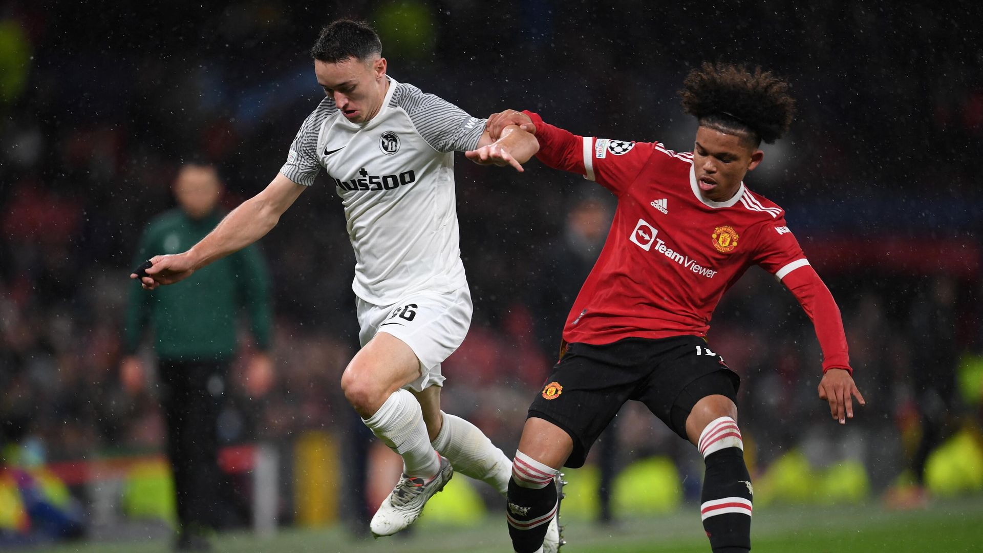 Young Boys' Silvan Hefti (L) vies with Manchester United's Nigerian midfielder Shola Shoretire during the UEFA Champions League Group F football match between Manchester United and Young Boys at Old Trafford stadium in Manchester, north west England on December 8, 2021. (Photo by Paul ELLIS / AFP) Young Boys' Silvan Hefti (L) vies with Manchester United's Nigerian midfielder Shola Shoretire during the UEFA Champions League Group F football match between Manchester United and Young Boys at Old Trafford stadium in Manchester, north west England on December 8, 2021. (Photo by Paul ELLIS / AFP) - РИА Новости, 1920, 09.12.2021