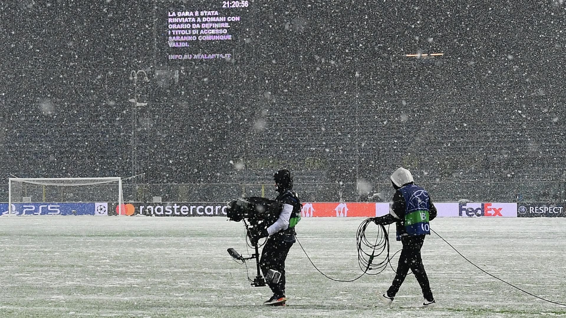 A screen displays the match has been postponed until tomorrow at a time to be determined after UEFA officials decided to postpone due to heavy snowfalls the Champions League Group F football match between Atalanta and Villarreal on December 8, 2021 at the Atleti Azzurri d'Italia stadium in Bergamo. (Photo by Isabella BONOTTO / AFP) A screen displays the match has been postponed until tomorrow at a time to be determined after UEFA officials decided to postpone due to heavy snowfalls the Champions League Group F football match between Atalanta and Villarreal on December 8, 2021 at the Atleti Azzurri d'Italia stadium in Bergamo. (Photo by Isabella BONOTTO / AFP) - РИА Новости, 1920, 09.12.2021