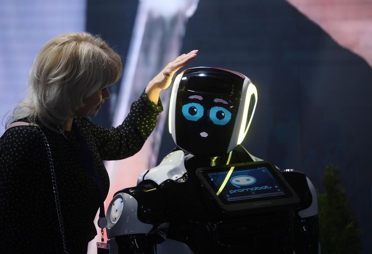 Посетительница на выставке Вузпромэкспо в рамках Конгресса молодых ученых в Сочи Посетительница на выставке Вузпромэкспо в рамках Конгресса молодых ученых в Сочи