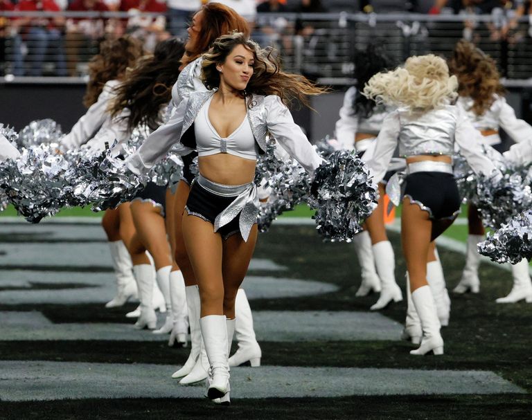 Девушки из группы поддержки Las Vegas Raiderettes выступают во время игры против клуба Washington Football Team Девушки из группы поддержки Las Vegas Raiderettes выступают во время игры против клуба Washington Football Team