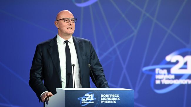 Заместитель председателя правительства РФ Дмитрий Чернышенко выступает на пленарном заседании Конгресса молодых ученых в Сочи