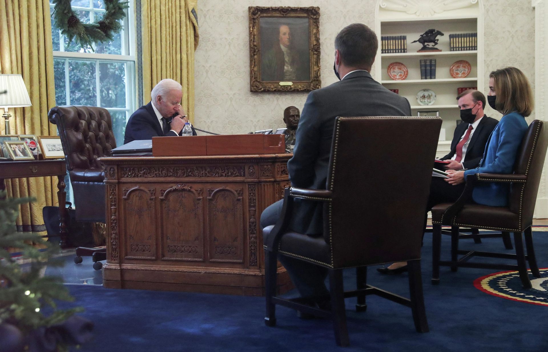 Президент США Джо Байден во время телефонного разговора с президентом Украины Владимиром Зеленским Президент США Джо Байден во время телефонного разговора с президентом Украины Владимиром Зеленским - РИА Новости, 1920, 13.12.2021