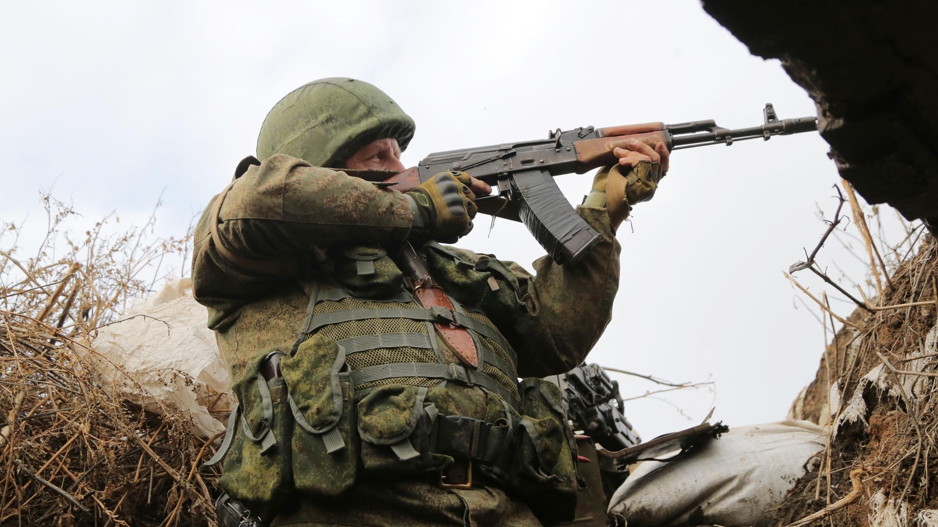 Боец Народной милиции ЛНР на крайнем блокпосте рядом с поселком Фрунзе в Луганской области Боец Народной милиции ЛНР на крайнем блокпосте рядом с поселком Фрунзе в Луганской области - РИА Новости, 1920, 11.12.2021