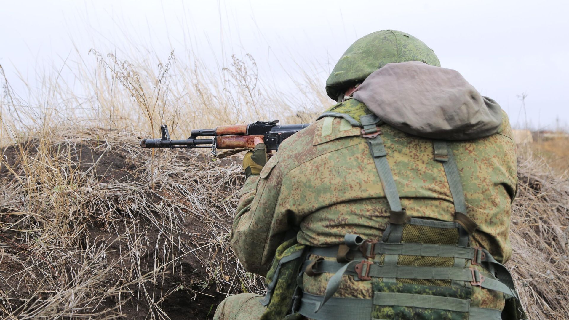 Боец Народной милиции ЛНР на крайнем блокпосте рядом с поселком Фрунзе в Луганской области - РИА Новости, 1920, 25.01.2022