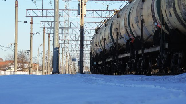 Грузовой состав на железной дороге