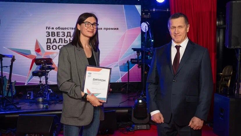 Руководитель редакции региональной информации Главной дирекции информации медиагруппы Россия сегодня Юлия Оглоблина стала лауреатом общественно-деловой премии Звезда Дальнего Востока, награды вручил вице-премьер РФ, полпред президента РФ на Дальнем Востоке Юрий Трутнев Руководитель редакции региональной информации Главной дирекции информации медиагруппы Россия сегодня Юлия Оглоблина стала лауреатом общественно-деловой премии Звезда Дальнего Востока, награды вручил вице-премьер РФ, полпред президента РФ на Дальнем Востоке Юрий Трутнев - РИА Новости, 1920, 10.12.2021