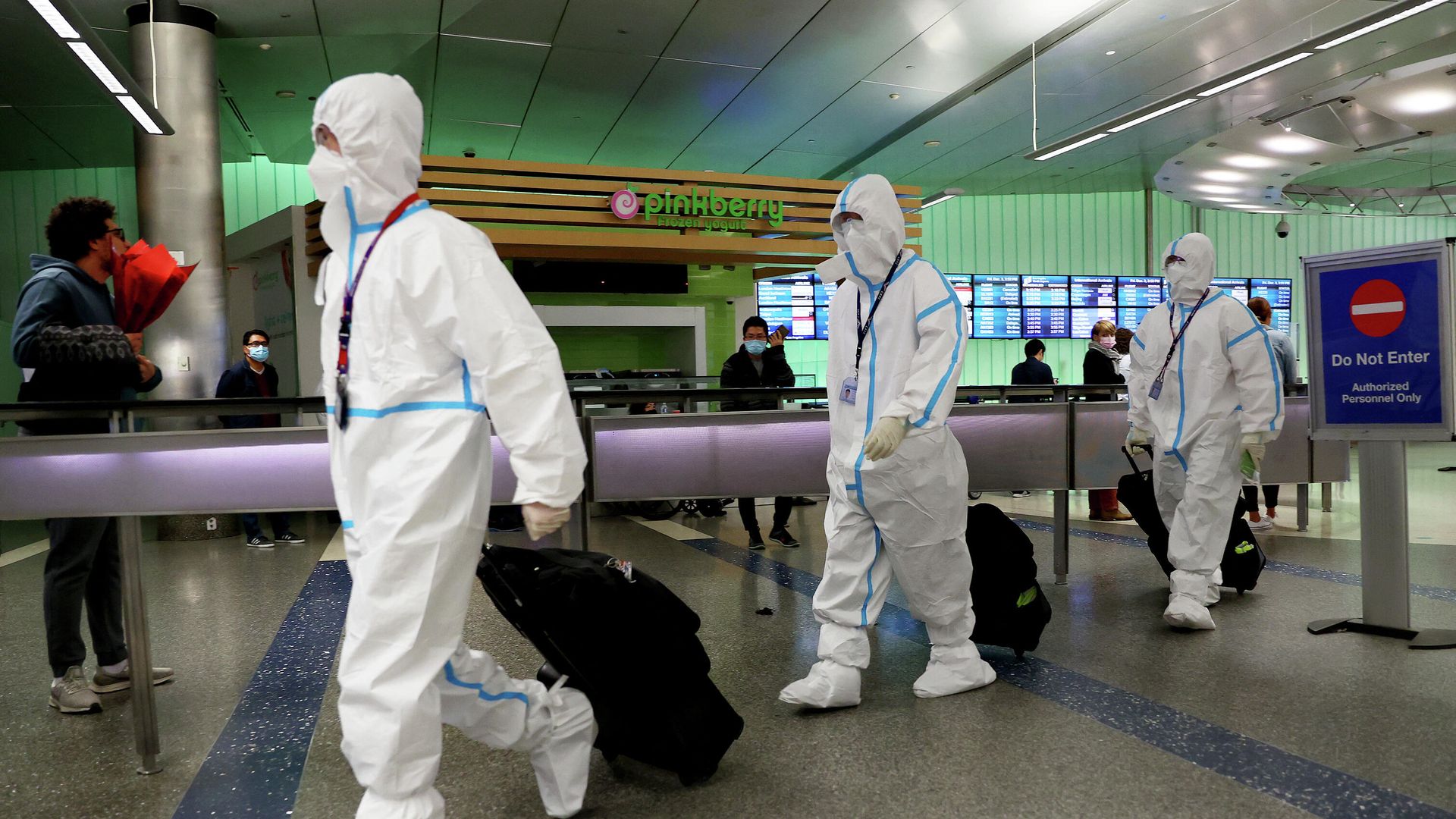 Члены экипажа Air China в защитных костюмах прибывают в международный терминал международного аэропорта Лос-Анджелеса , штат Калифорния Члены экипажа Air China в защитных костюмах прибывают в международный терминал международного аэропорта Лос-Анджелеса , штат Калифорния - РИА Новости, 1920, 11.12.2021