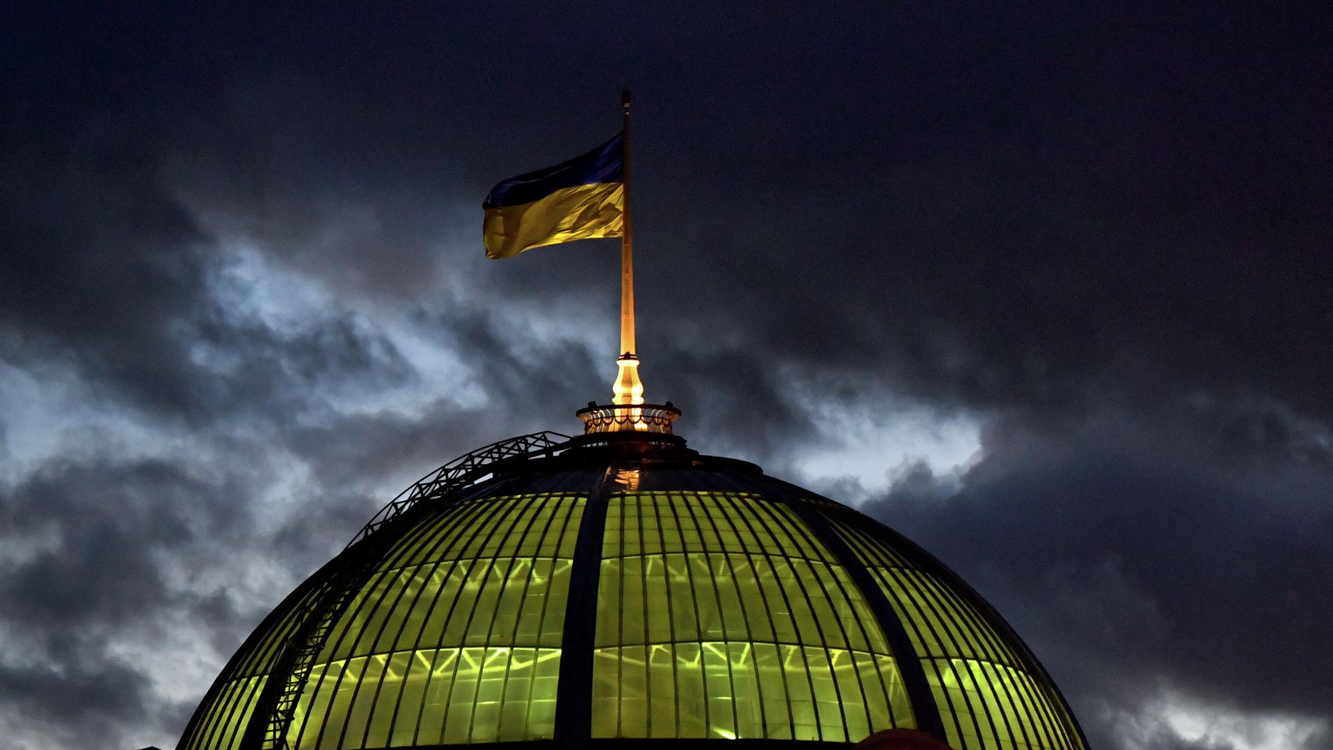 Украинский флаг на здании Верховной рады в Киеве Украинский флаг на здании Верховной рады в Киеве - РИА Новости, 1920, 11.12.2021