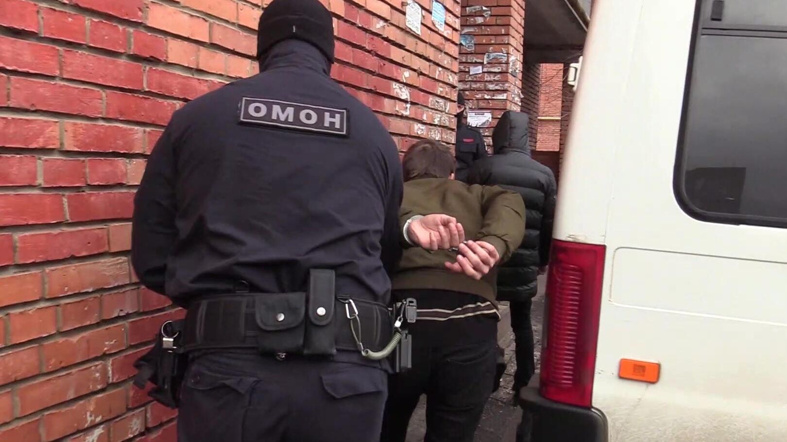 Сотрудники ОМОНа во время задержания сторонников украинской неонацистской молодежной группировки М.К.У., готовившей теракты и массовые убийства. Скриншот видео Сотрудники ОМОНа во время задержания сторонников украинской неонацистской молодежной группировки М.К.У., готовившей теракты и массовые убийства. Скриншот видео - РИА Новости, 1920, 13.12.2021