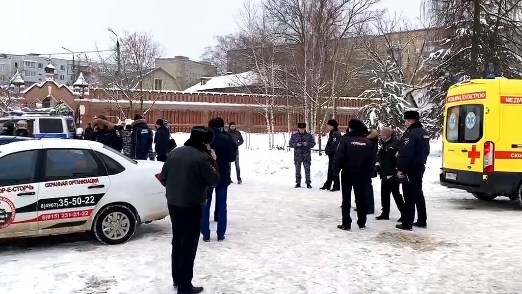 Сотрудники полиции у православной гимназии в Серпухове, где произошел взрыв. Скриншот видео Сотрудники полиции у православной гимназии в Серпухове, где произошел взрыв. Скриншот видео - РИА Новости, 1920, 13.12.2021