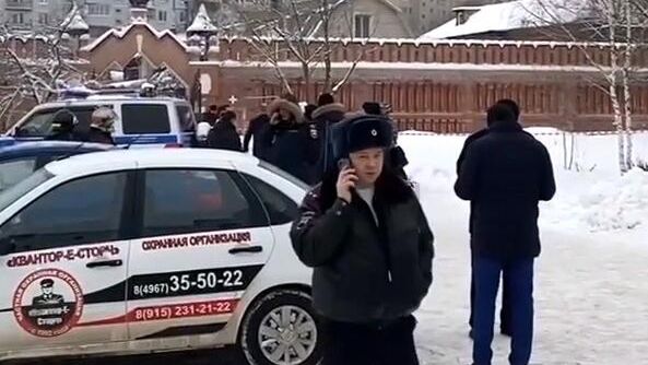 Сотрудники полиции у православной гимназии в Серпухове, где произошел взрыв. Скриншот видео Сотрудники полиции у православной гимназии в Серпухове, где произошел взрыв. Скриншот видео - РИА Новости, 1920, 25.07.2022
