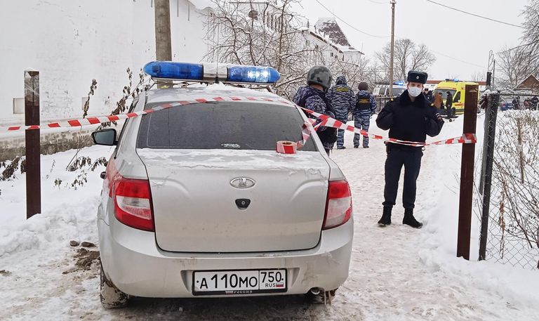 Сотрудники полиции у православной гимназии в Серпухове, где произошел взрыв Сотрудники полиции у православной гимназии в Серпухове, где произошел взрыв