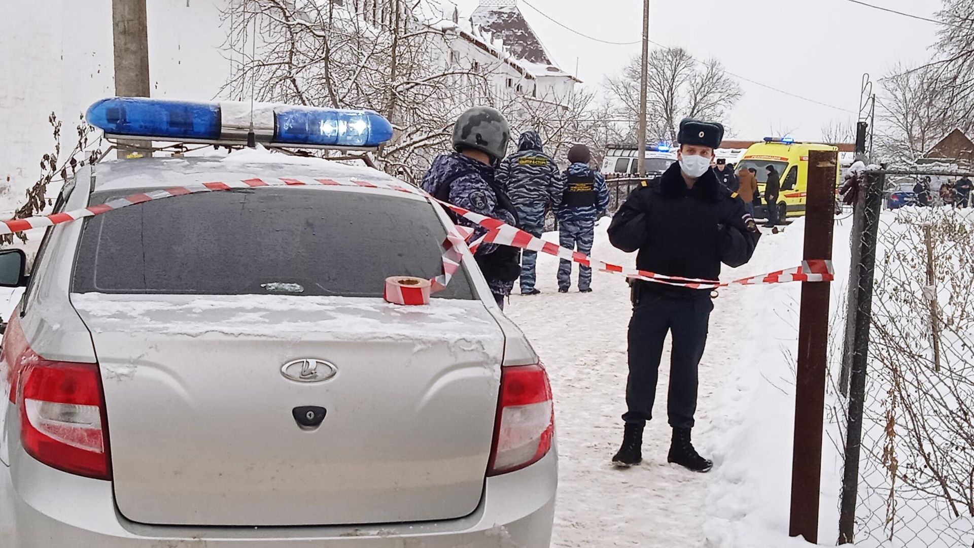 Сотрудники полиции у православной гимназии в Серпухове, где произошел взрыв Сотрудники полиции у православной гимназии в Серпухове, где произошел взрыв - РИА Новости, 1920, 13.12.2021