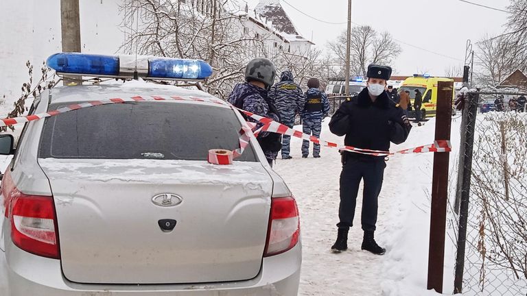 Сотрудники полиции у православной гимназии в Серпухове, где произошел взрыв Сотрудники полиции у православной гимназии в Серпухове, где произошел взрыв