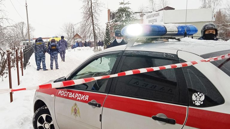 Сотрудники Росгвардии у православной гимназии в Серпухове, где произошел взрыв Сотрудники Росгвардии у православной гимназии в Серпухове, где произошел взрыв