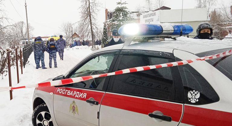 Сотрудники Росгвардии у православной гимназии в Серпухове, где произошел взрыв Сотрудники Росгвардии у православной гимназии в Серпухове, где произошел взрыв