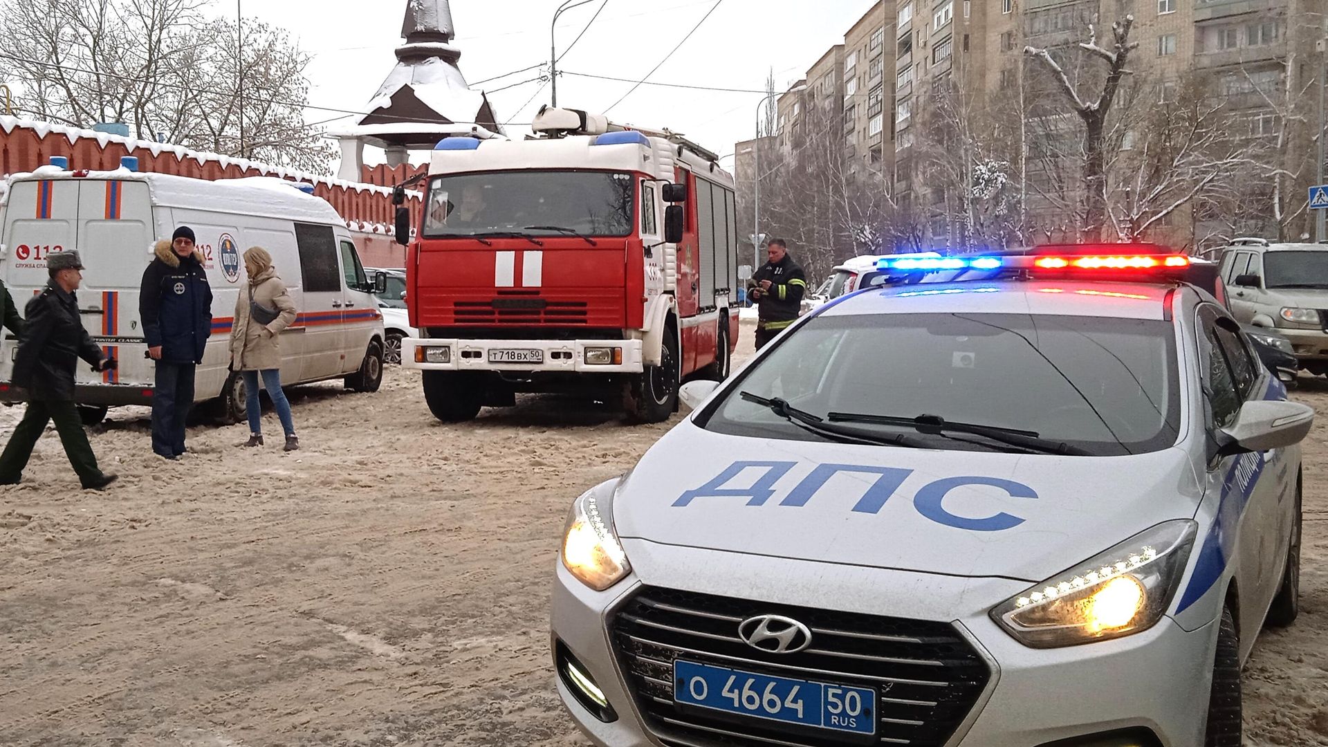 Автомобили экстренных оперативных служб у православной гимназии в Серпухове, где произошел взрыв Автомобили экстренных оперативных служб у православной гимназии в Серпухове, где произошел взрыв - РИА Новости, 1920, 13.12.2021