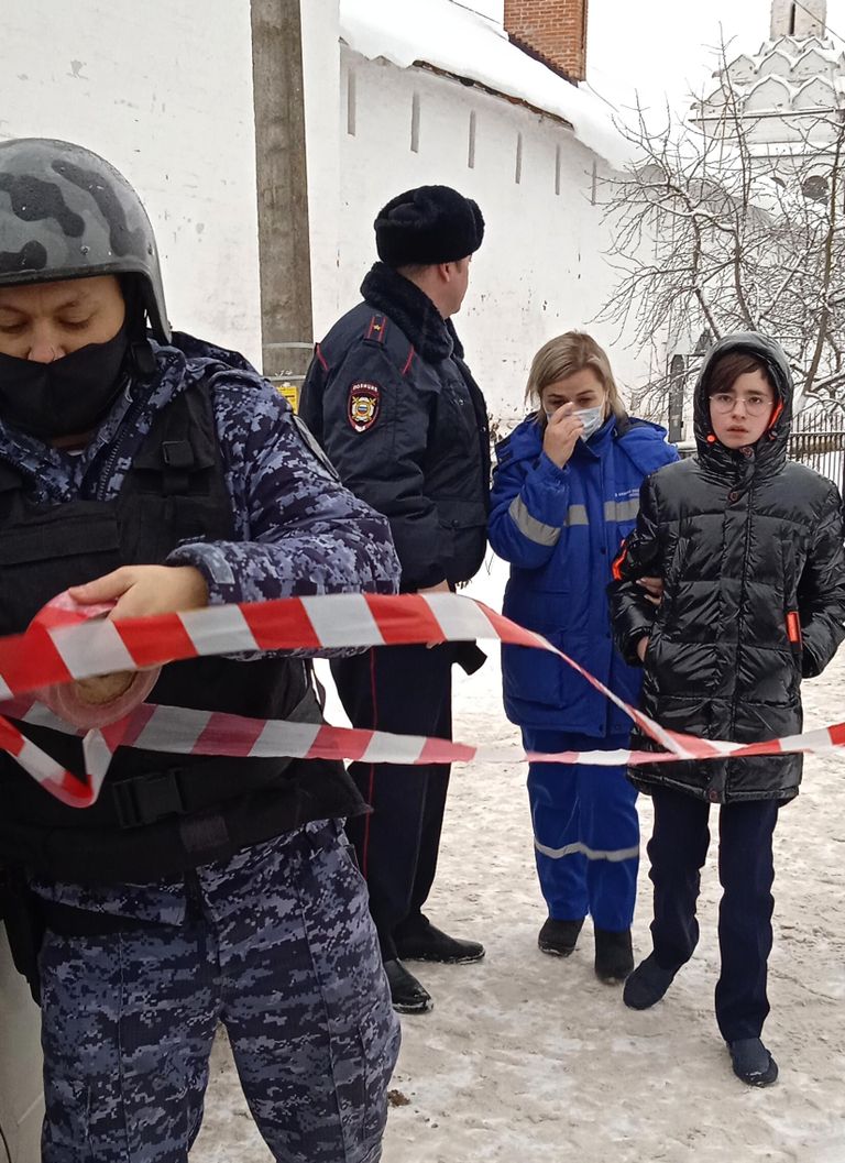 Сотрудники полиции, Росгваргвардии у православной гимназии в Серпухове, где произошел взрыв Сотрудники полиции, Росгваргвардии у православной гимназии в Серпухове, где произошел взрыв