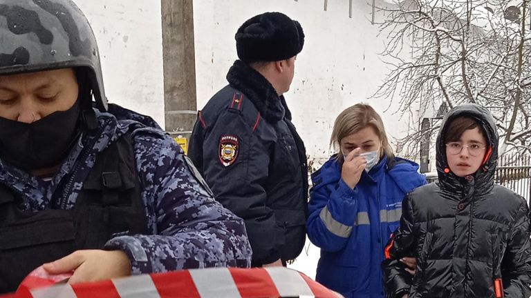 Сотрудники полиции, Росгваргвардии у православной гимназии в Серпухове, где произошел взрыв Сотрудники полиции, Росгваргвардии у православной гимназии в Серпухове, где произошел взрыв