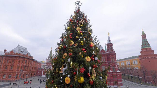 Украшение новогодней елки на Манежной площади Украшение новогодней елки на Манежной площади