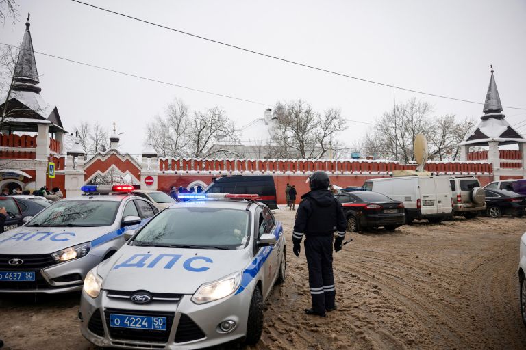 Автомобили ДПС у православной гимназии в Серпухове, где произошел взрыв Автомобили ДПС у православной гимназии в Серпухове, где произошел взрыв
