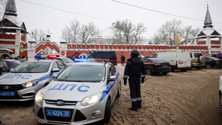 Автомобили ДПС у православной гимназии в Серпухове, где произошел взрыв Автомобили ДПС у православной гимназии в Серпухове, где произошел взрыв