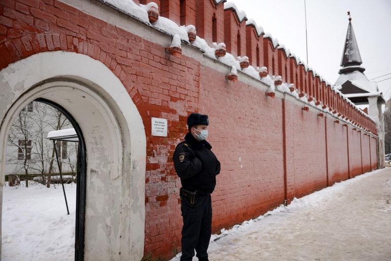 Сотрудник полиции у православной гимназии в Серпухове, где произошел взрыв Сотрудник полиции у православной гимназии в Серпухове, где произошел взрыв