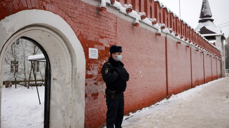 Сотрудник полиции у православной гимназии в Серпухове, где произошел взрыв Сотрудник полиции у православной гимназии в Серпухове, где произошел взрыв