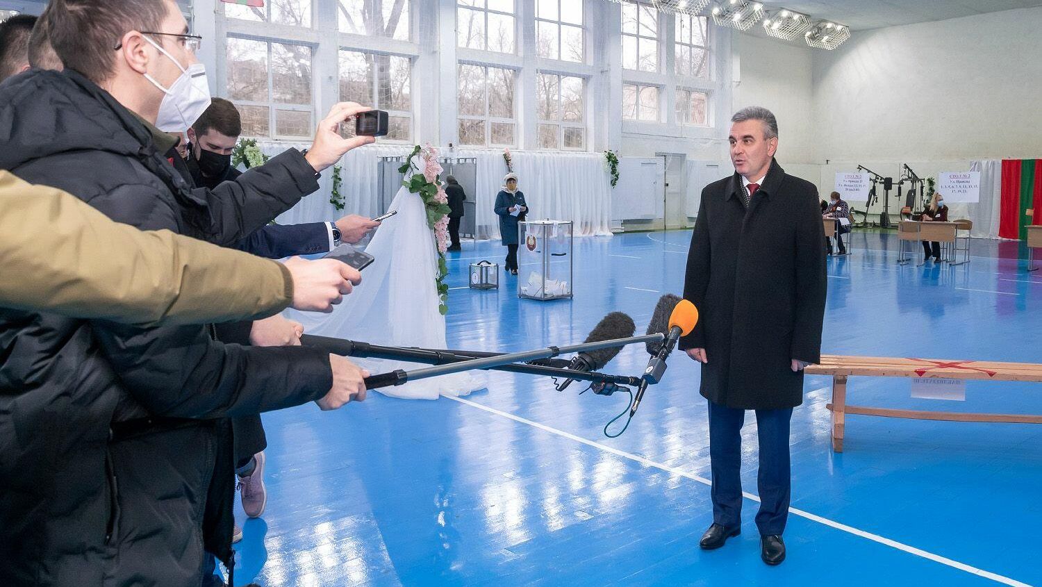 Действующий глава республики Вадим Красносельский на одном из избирательных участков в Тирасполе во время президентских выборов в Приднестровье - РИА Новости, 1920
