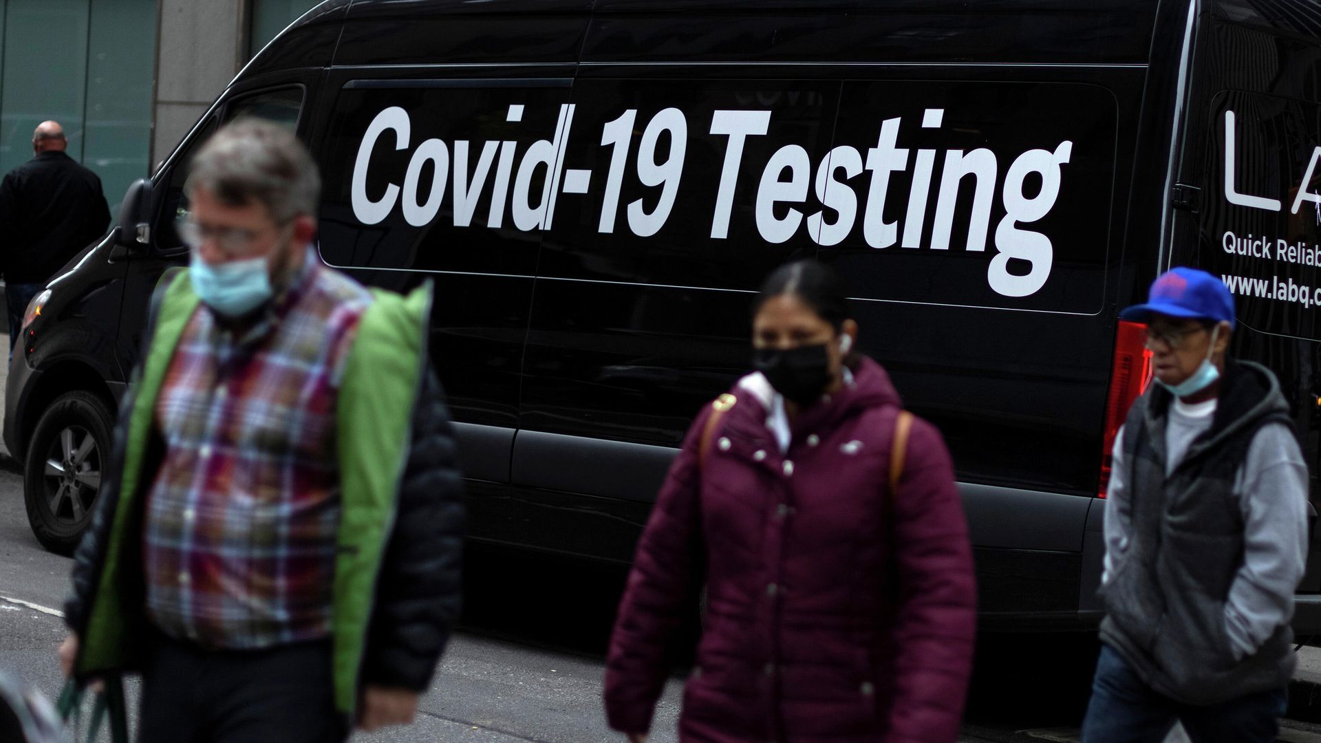 Мобильный пункт тестирования на коронавирус (COVID-19) в Нью-Йорке, США Мобильный пункт тестирования на коронавирус (COVID-19) в Нью-Йорке, США - РИА Новости, 1920, 17.12.2021