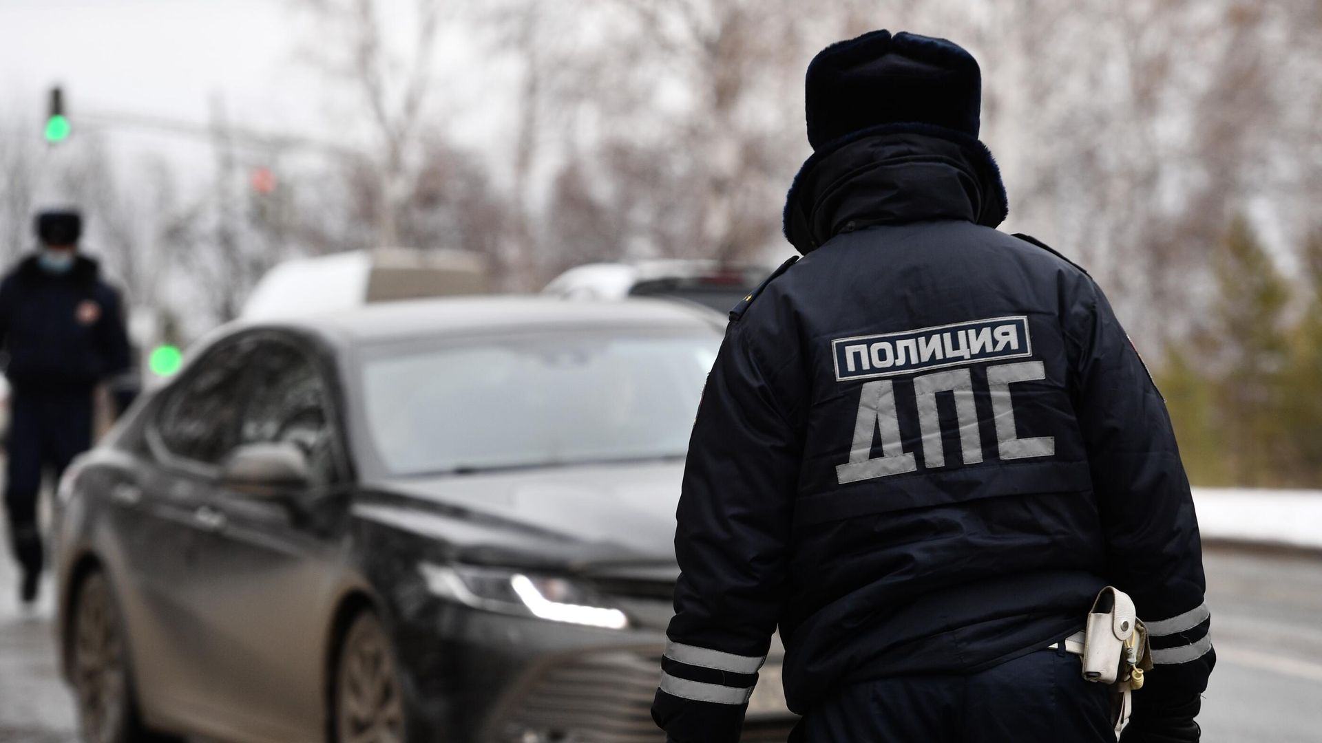 Сотрудник ДПС ГИБДД во время рейда Сотрудник ДПС ГИБДД во время рейда - РИА Новости, 1920, 22.01.2026