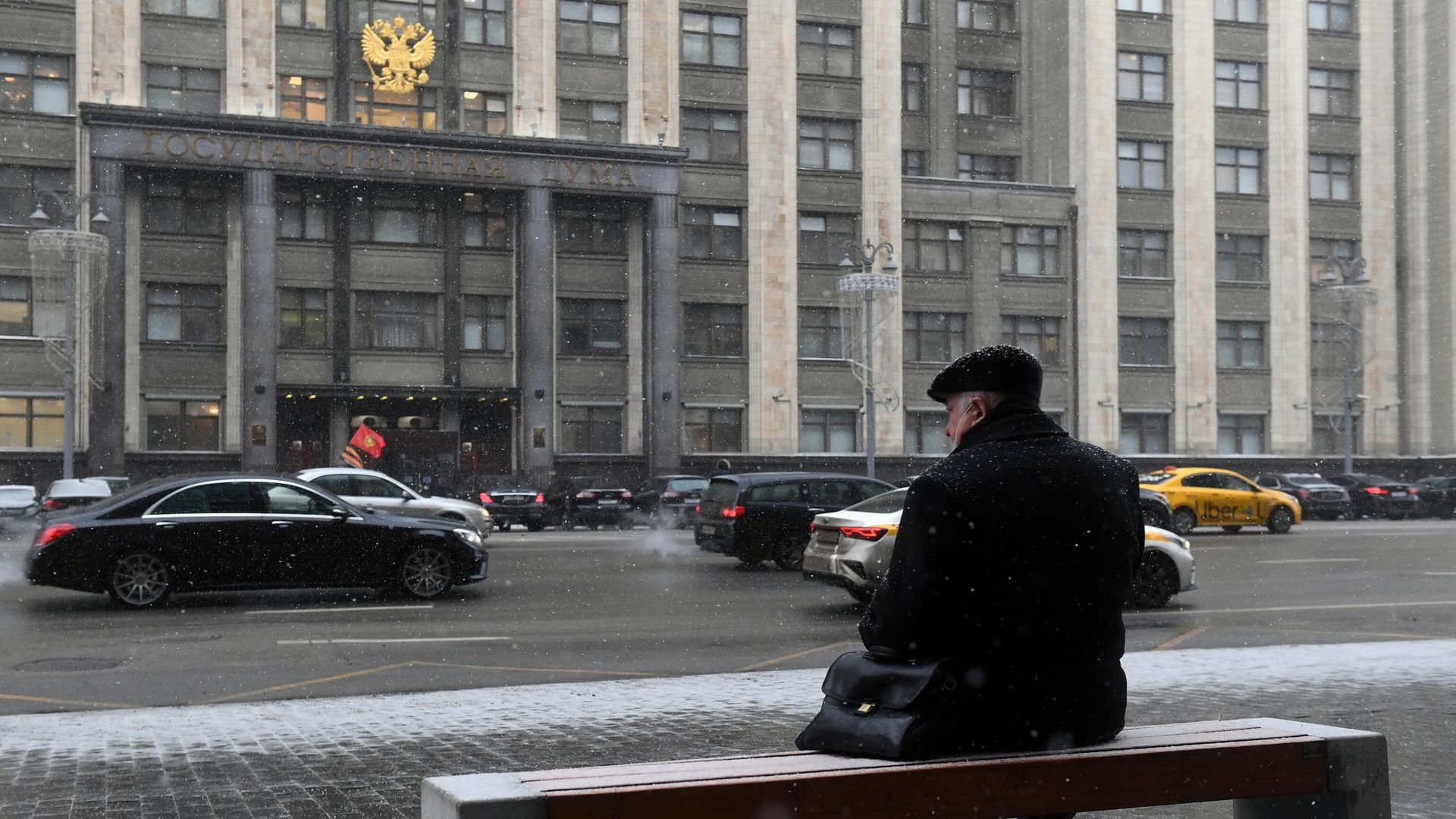 Мужчина сидит на скамейке напротив здания Государственной Думы РФ Мужчина сидит на скамейке напротив здания Государственной Думы РФ - РИА Новости, 1920, 19.01.2023